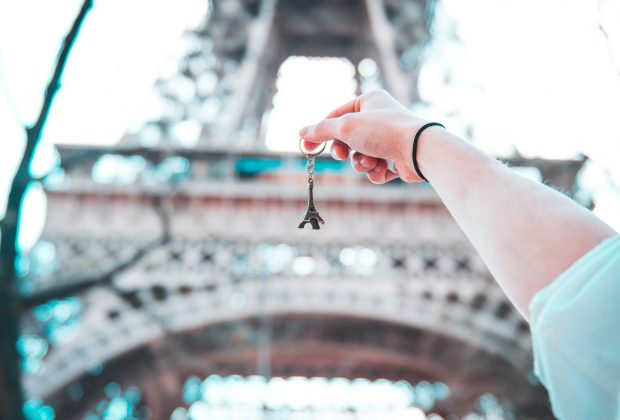 Eiffel Tower keychain souvenir for thrifty budget