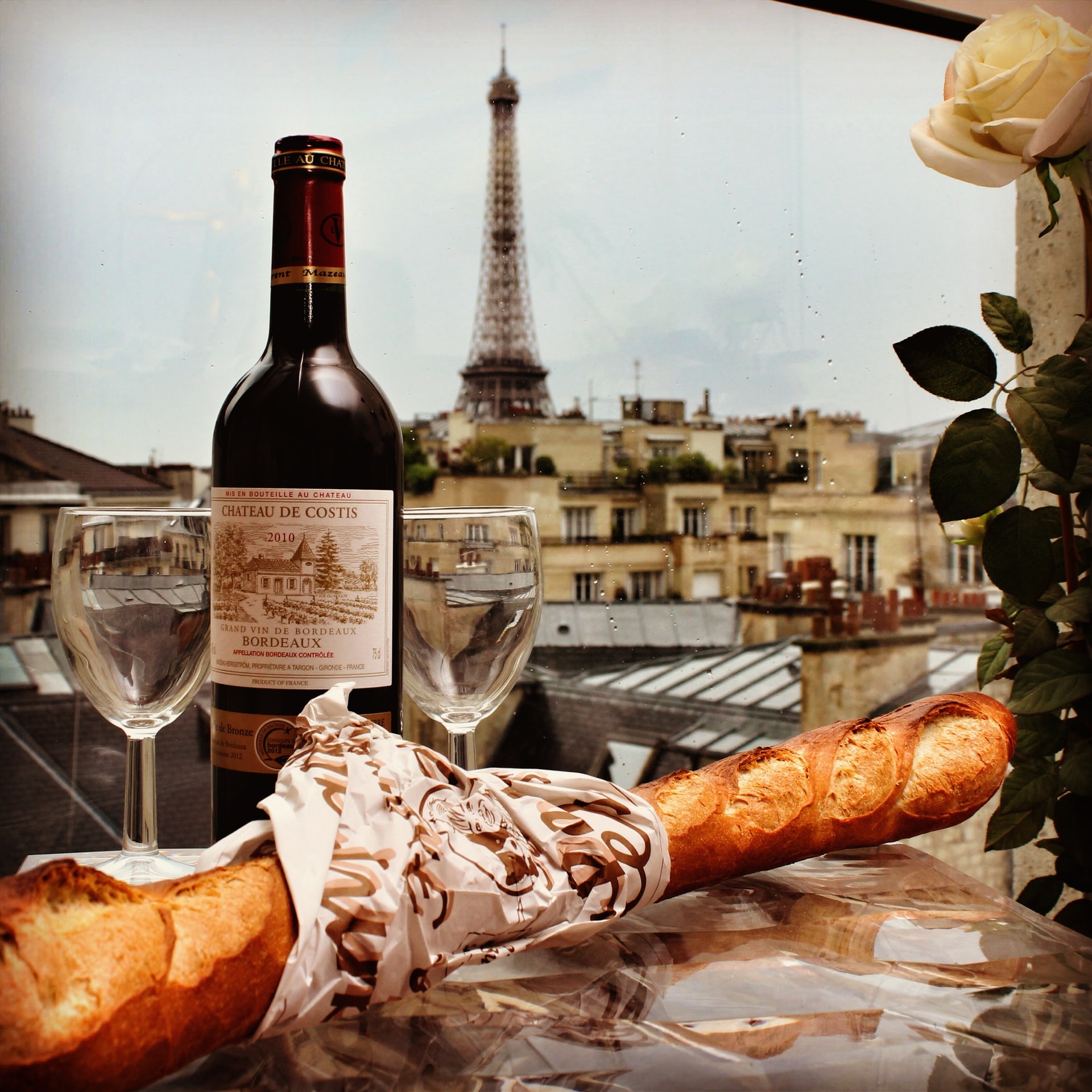 Romantic meal for couples with the Eiffel Tower in the background