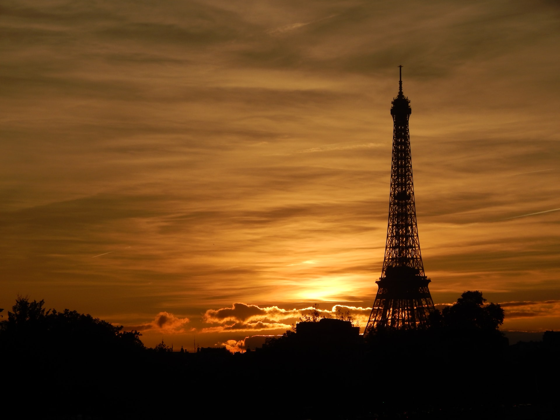 silhouette of the Eiffel Tower before it's lit up at night